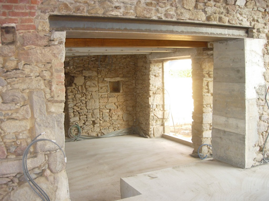 Ouverture de mur en pierre, en béton à Moras-en-Valloire